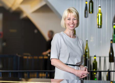 Vuonna 2017 halusimme edelleen vahvistaa asiakkaidemme tyytyväisyyttä Alkon tunnetusti hyvään palveluun. Leena Laitinen Toimitusjohtajan katsaus Strategiamme pohjautuu neljään kulmakiveen.