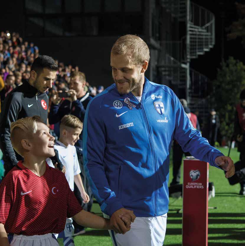 SISÄLTÖ JOHDANTO... 5 PÄÄVALINNAT 1. PELAAJAN LAADUKAS ARKI... 9 2. ELINVOIMAINEN SEURA... 17 3. MIELENKIINTOISET KILPAILUT... 25 4. JALKAPALLOPERHEEN AKTIIVINEN VIESTINTÄ JA VAIKUTTAMINEN.. 29 5.