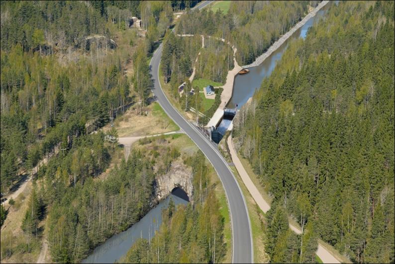 Konniveden ja Pyhäjärven välissä on noin 12 metrin korkuinen porras / kallioon louhittu nipunsiirtolaitos, jonka alapuolella on