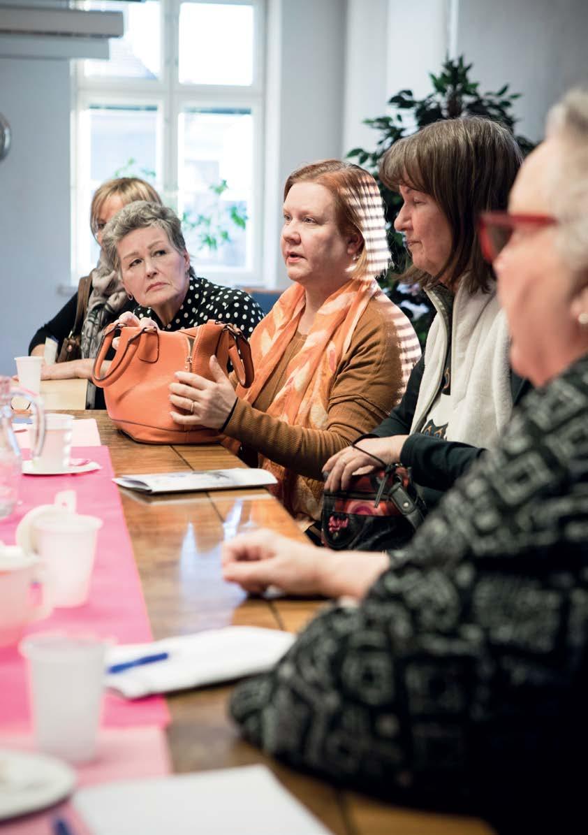 Virkistyskurssit Vertaistuen voima ja yllätti lomaviikot 14 Kurssilaiset tutustuivat kurssilla taideterapiaan, luovaan kirjoittamiseen, rentoutumiseen ja liikuntaan.