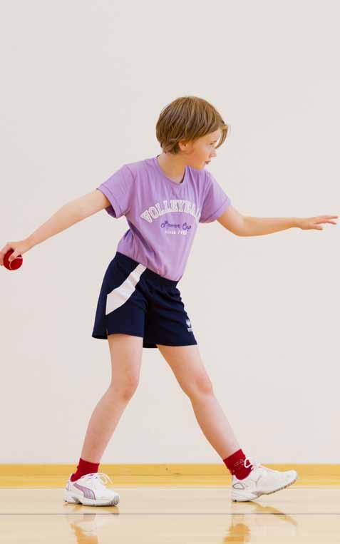 26 Tarkkuusheitto Alakautta heitto tarkkuutta -> 1m x 1m (tai pienempi maali/kohde) johon 3 perättäistä osumaa 3 metristä Tässä heitossa voima palloon tuotetaan sekä painon siirrosta että käden