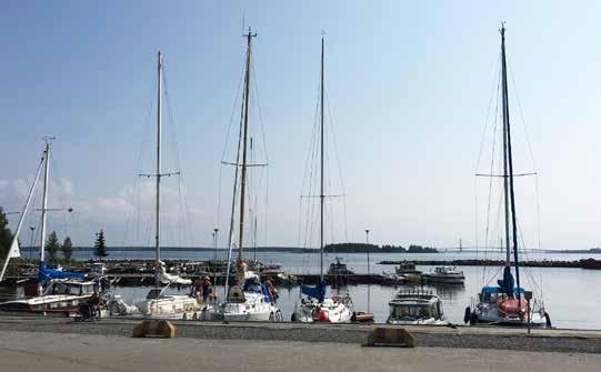 Totalt handlar det om 220 båtplatser. Nya bryggor installeras vid Furuskär, Fjärdskär samt i Replot, upplyser vägmästare Kjell Sundsten. Norra Vallgrund fick en ny brygga för ett par år sedan.