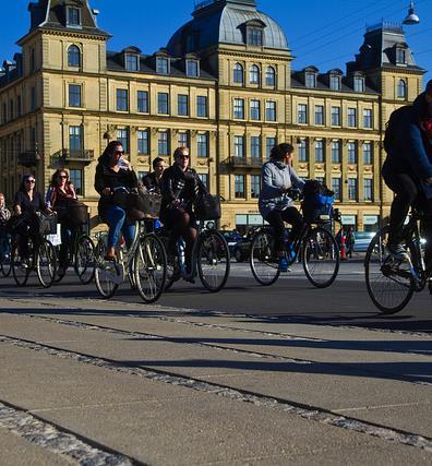 Polkupyöräilijän vihreä aalto Keskinopeutta ajaville pyöräilijöille peräkkäiset vihreät valot, lyhentäen matka-aikoja ja lisäten pyöräilyn houkuttelevuutta Vihreän aallon