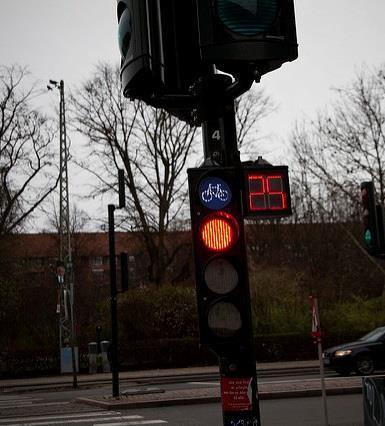 Liikennevaloissa odottavalle pyöräilijälle tieto valon