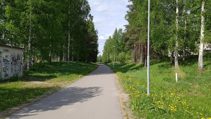 Nykytilanne; Ve 1 Heikinkatu Heikinkadulta (ylempi kuva) reitti jatkuu alamäkeä pitkin Linjakadulle. Saksalankadun ylitys on ruuhka-aikana pyöräilijälle hidas, hankala ja turvaton.