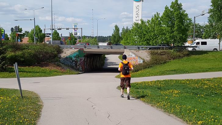 Nykytilanne; Ve 2 Liipola Poikkeaa VE 1:stä siten, että reitti kulkee Ajokadulla länsipuolta (ylempi kuva) ja menee Pohjoista