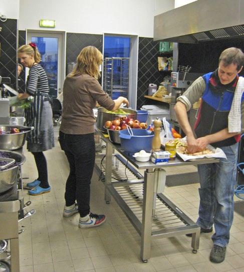 Yhteisöllisestä asumisesta on esimerkkejä, kuten Kotisatama Helsingissä, joissa ruuanlaitto ja ruokailu tapahtuvat