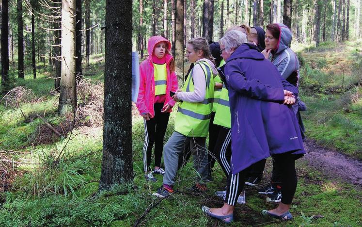 Huutjärven koulun 6B tutustumassa Roskapolun jäteaiheiseen rastitehtävään. Neuvonta ja ympäristökasvatus Neuvonnan ja ympäristökasvatuksen tärkein kohderyhmä ovat koulujen oppilaat ja opettajat.