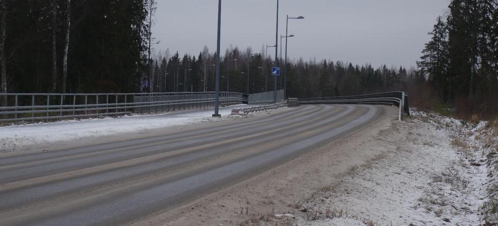 2.8. Särkijärven silta (S4 ja S5) Raitiotielinjan Särkijärven ylitystä (kuva 8) tutkittiin kahdella eri ratkaisulla niin, että raitiotie kulkee joko kokonaisuudessaan uudella rakennettavalla sillalla