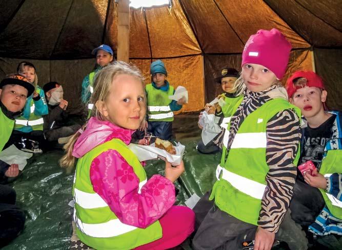 Kenttäleipomon kapelimestari soittelee tahtipuikoilla munkkeja paistoaltaassa. Tänään herkutellen teltassa tulevat sissit ja sotilaskotisisaret?