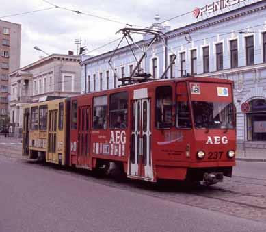 vuodelta 1984 kuuluu kaupungin alkuperäiseen Tatra-vaunujen sarjaan. Liela iela. 7.6.2005.