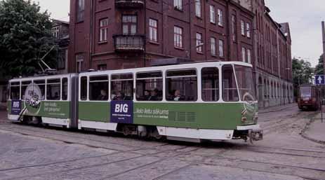 DDR-vaunu hankittiin tänne 2003. Sivukadulla Baseina ielalla seisoo aito neuvosto-latvialainen KT4SU-vaunu 225 vuodelta 1984.