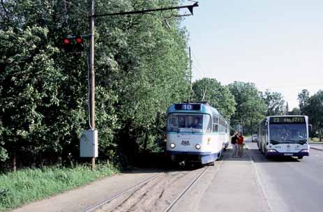 T3-vaunu linjalla 10 Bauskas ielalla matkallaan Bišumuižaan. Yksiraiteisella osuudella on rinnalla matkustajista kilpaileva Mercedes Benz Citaro. 8.6.2005.