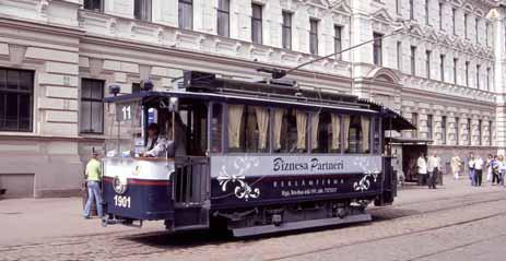 Retrotramvajs liikennöi uudempien lajitovereidensa seurassa linjaa 11. Vaunun numeroksi on merkitty 1901, jona vuonna aloitettiin sähköistetty liikenne.