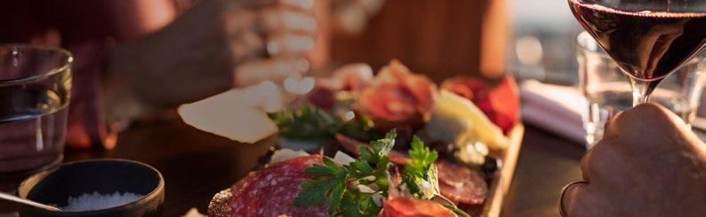 Herkuttele & nauti Ät gott och njut Grande Buffet Tavolàta Seisovan pöydän herkkuja Något för varje smak Illalliskattaukset Middagsdukningar Meriaamiainen Sjöfrukost 1) 1.45 2) 19.30 STO 0.00 09.