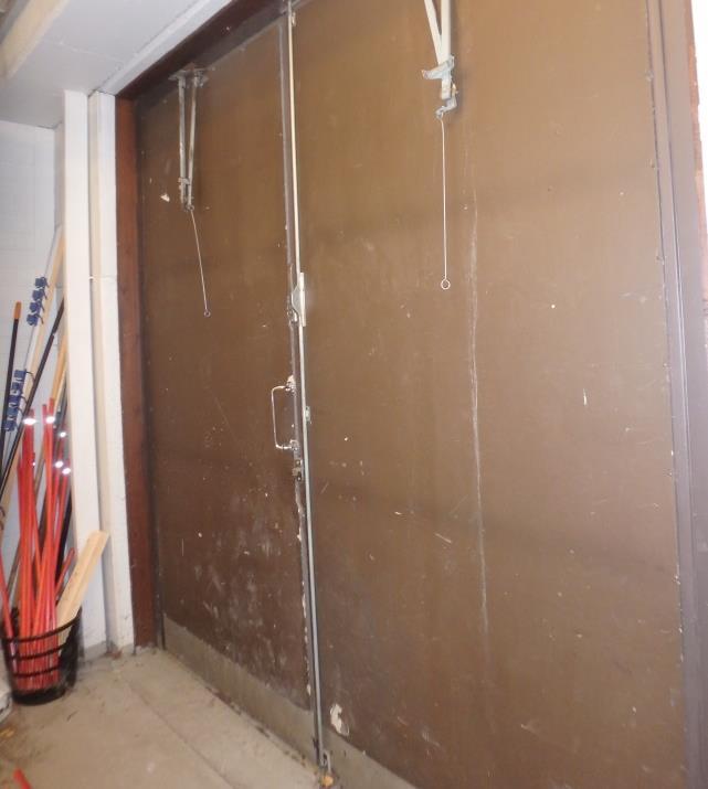 Vanhassa ulko-ovessa on asbestipitoista levyä. Kuva 7.