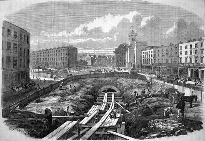 ALKUVAIHEET Lontoon metron aloitteentekijänä Charles Pearson vuonna 1845, ehdotti paineilmaan perustuvaa järjestelmää, jossa junat olisi työnnetty asemalta toiselle paineistettujen tunneleiden avulla