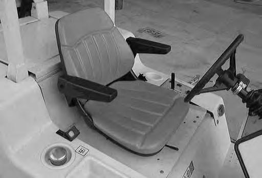 KULJETTAJAN ISTUIN Kuljettajan istuin on varustettu kiinteällä selkänojan asennolla, jota voidaan säätää eteen ja taaksepäin.
