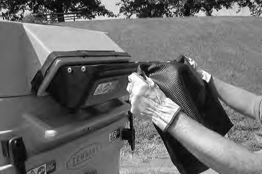 5. Irrota pölypussi. VAROITUS: Pyörivä tuuletin. Pysäytä moottori ennen roskasäiliön avaamista. 6. Avaa roskasäiliö.