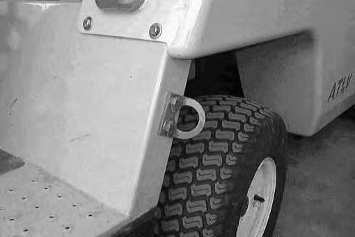 Jos koneessa on valinnainen sitomisreiän kannatin, sido kone sillä kiinni trukkiin tai perävaunuun. Koneen takaosan sitomisreikinä käytetään koneen rungon takana olevia reikiä. 7.