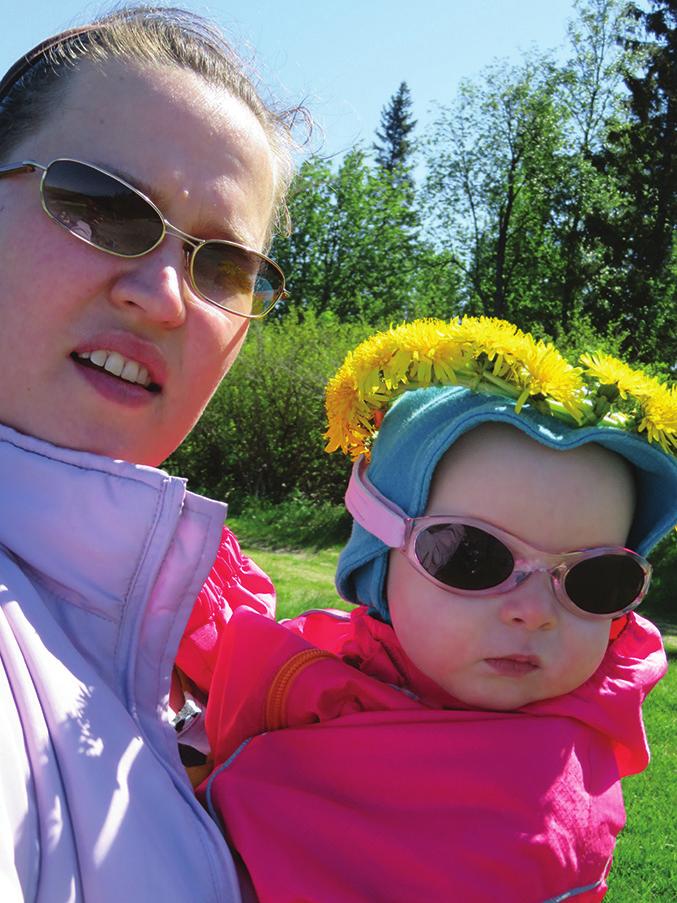 sivu 2 Pyhäjoen Kuulumiset 17.2.2018 Kotona lasten kanssa KATARIINA SORONEN Suomessa on 1,5 miljoonaa äitiä. Jotkut äidit hoitavat lapsiaan täyspäiväisesti kotona, kotiäitinä.
