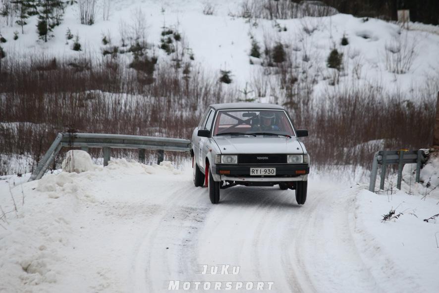 Hännisen Veijo valmistautuu Lipposen rallisprinttiin. kakkonen, oli muuten 2-vetoisten yl. kilpailun neljänneksi nopein häviten voittajalle 2,43 sek. Laamanen Seppo ajoi luokassa kolmanneksi.