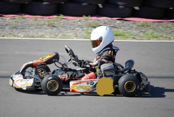 Kartingin harrastajalisenssi- ja ajokorttikoulutus Kokonaishinta 100 sisältää: - teoriaosan 2 h - ajoharjoittelun 1 h - karting-ajokortin - seuran jäsenyyden - karting-lisenssin ( 42, sis.