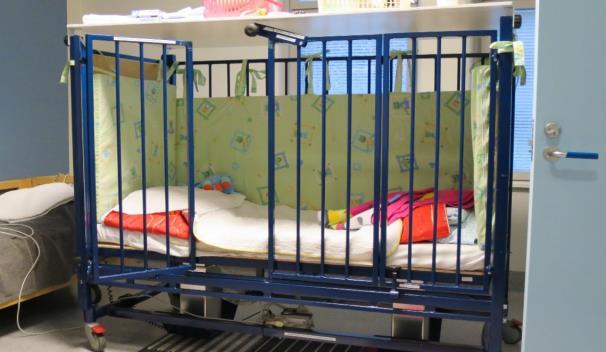 5 / 7 toimintayksikön ulkopuolella ja hänen terveytensä tai turvallisuutensa todennäköisesti vaarantuisi ilman huolenpitoa tai valvontaa, voidaan henkilön liikkumista toimintayksikön ulkopuolella