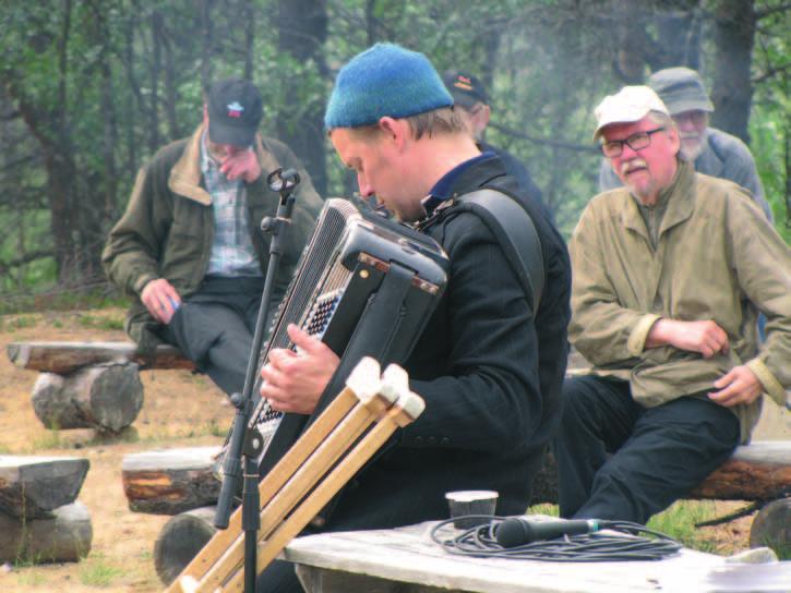 Robert Kivimäen kurttu soi hienovireisesti osaa ottaen kullankaivajien Kaivoslain voimaantulojuhlissa Iso-ojan kämpällä 1.7.2011.