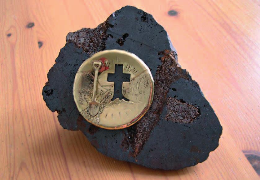Viimmeinen valtaus Liitto julisti Prospäkkärissä 4/2011 suunnittelukilpailun kullankaivajien hautakiveen kiinnitettävästä symbolisesta merkistä.