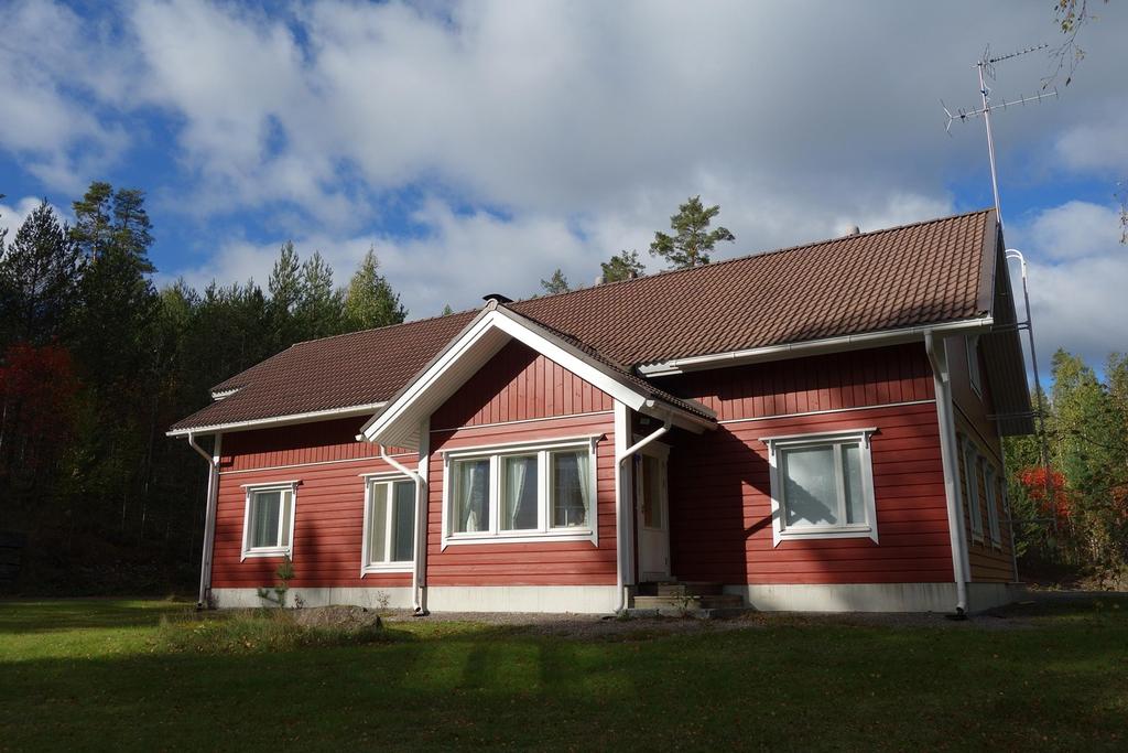 Omakotitalo Savonlinna, Pihlajaniemi Kohdenumero 612182 5h,tupak,s,kph,khh,3wc, 202,0 m²/230,0 m² Kov. 2004 Energialuokka Ei e-tod. Mh. 650 000,00 Tolkkaanlahdentie 61.