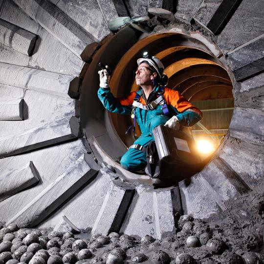 Asiakkaidemme investoinnit ovat laskeneet Our customers investments have declined 10 suurimman kaivosyhtiön bruttoinvestoinnit ja ohjeistus Top 10 miners capex and guidance Öljy- ja kaasualan
