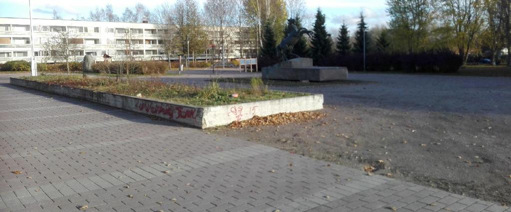 6 Kuva 8. Nykytilassaan aukion sorapinta on haasteellinen kunnossapidon kannalta. Istutukset ja alueen rakenteet vaativat kunnostamista.