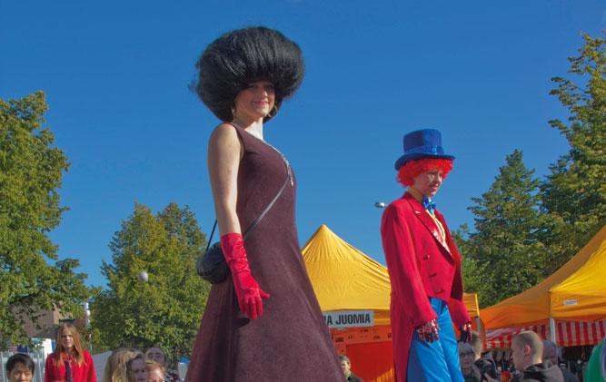 Markkinahumua Akrobaatit, jonglöörit ja taikurit tuovat sirkuksen kaupunkiin. Sirkusmarkkinat on jo yli 40 vuoden ajan ollut näyttävä osa keravalaista perinnettä.