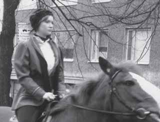 Anu Hakalan teos Housukaartilaiset (2006) valotti Turun seudulla, Maarian pitäjässä vaikuttaneiden Raunistulan naiskaartilaisten vaiheita.