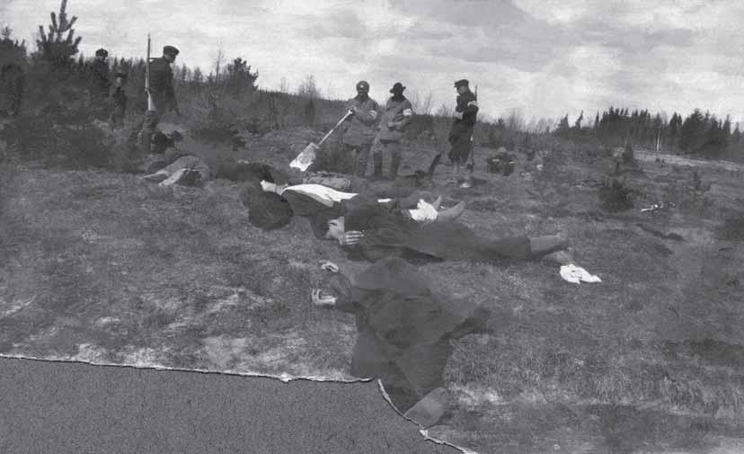 KIRJA-ARVIOT Valkoiset katselevat teloitettuja punakaartilaisia Haminan Rapamäessä v. 1918. Kuva: Työväen Arkisto.