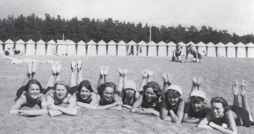 TYÖVÄENTUTKIMUS VUOSIKIRJA 2009 Terijokelaisia neitoja kotihietikolla 1930-luvun alussa. Kuva: Terijoki-Seura.