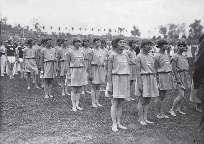 TYÖVÄENTUTKIMUS VUOSIKIRJA 2009 Frankfurt am Mainin työläisolympialaiset vuonna 1925. Suomalaisten joukkue stadionilla esittelyn aikana. Kuva: Työväen Arkisto.