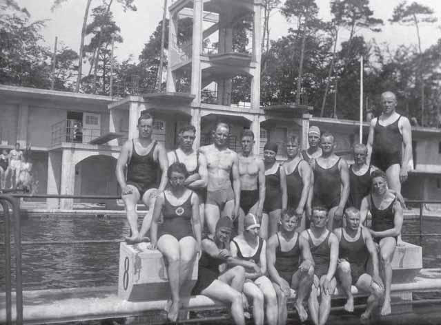TYÖLÄISURHEILU TYÖVÄENKULTTUURIN MERKITTÄVÄ OSA Suomalaisten uintijoukkue uimastadionilla Frankfurt am Mainin työläisolympialaisissa vuonna 1925. Kuva: Työväen Arkisto.