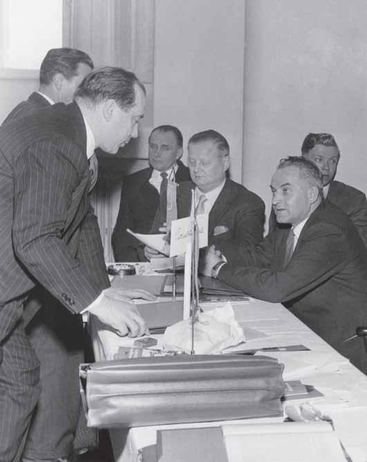 TIEDONKIERTO SDP:n XXII edustajakokous 22. 24.5.1952. Kuvassa etualalla vasemmalla Väinö Leskinen, istumassa Matti Lepistö, Veikko Puskala, Vihtori Rantanen ja Antti Hietanen.