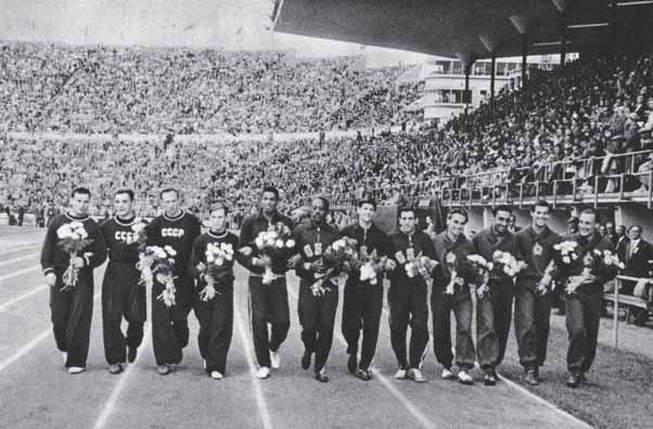 TIEDONKIERTO Miesten 4x100 metrin mitalijoukkueet vasemmalta lukien Neuvostoliitto (hopeaa), Yhdysvallat (kultaa) ja Unkari (pronssia) Helsingin olympiastadionilla 1952. Kuva: Lenin-museon arkisto.