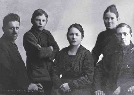 TYÖVÄENTUTKIMUS VUOSIKIRJA 2009 Latukan perhekuva. Kuva: Lenin-museon arkisto. Lyyli ja Juho Latukan kohtaloita Neuvostoliitossa.