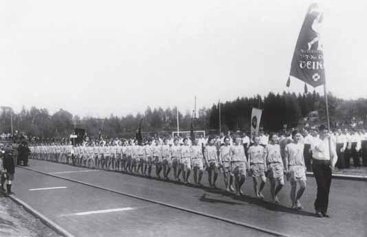 Työläisurheilijoiden riveissä marssimalla yksilöt ja seura kokonaisuutena tunnustivat julkisesti poliittisen kantansa.