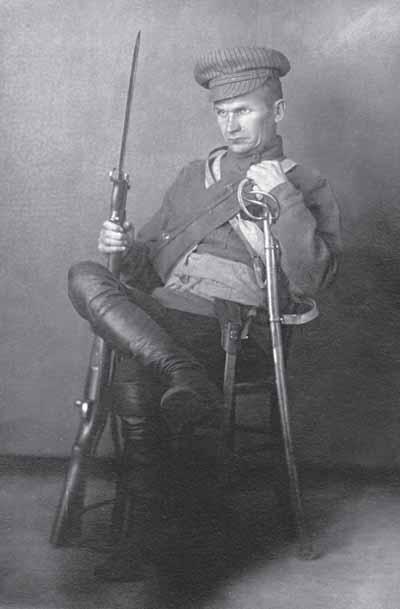 TYÖVÄENTUTKIMUS VUOSIKIRJA 2009 Kasperi Tanttu kuvattiin sisällissodan loppuvaiheessa punapäällikkönä. Tämän kuvan perusteella hän sai liikanimen Suomen Napoleon, ja se sinetöi hänen kohtalonsa.