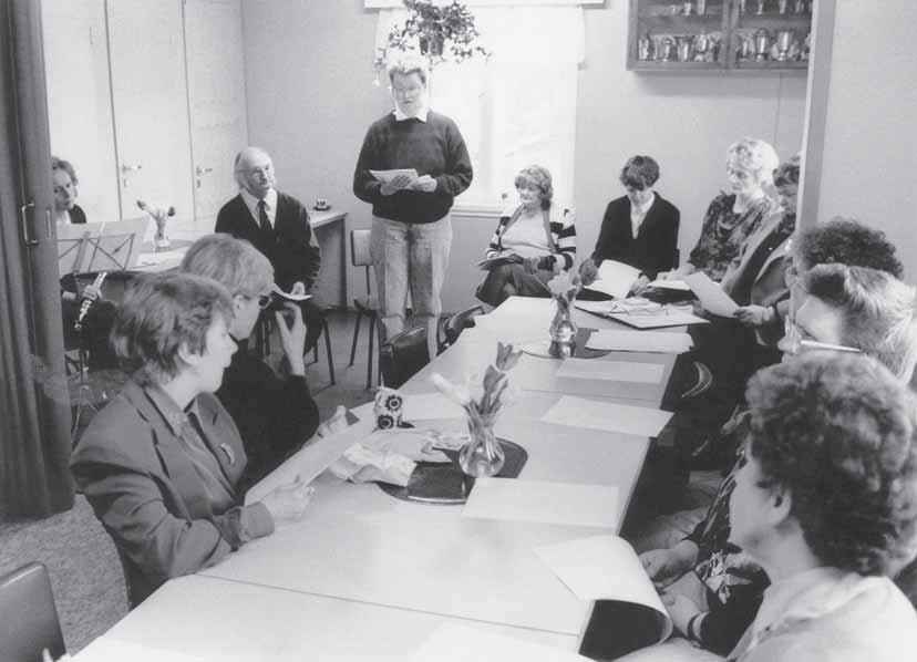 TYÖVÄENKULTTUURIN MONET KASVOT TSL:n Tuusulan opintojärjestön runomatinea Jokelan työväentalolla keväällä 1991. Kuva: Jukka Mäkinen. Työväen Arkisto. TSL:n liittotoimikunnan jäsen Leena Luhtasaari.