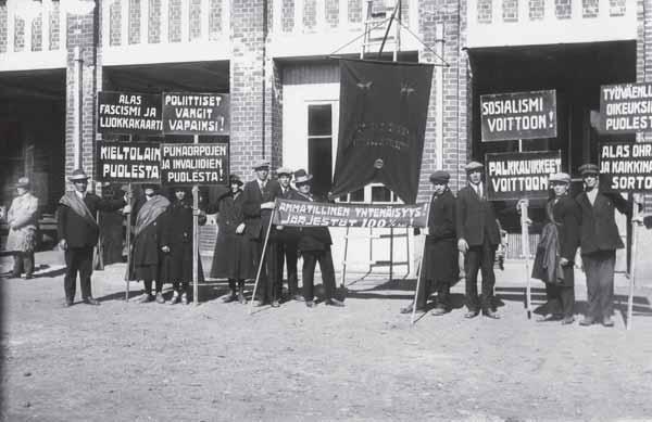 MUUT ARTIKKELIT Kansalaisoikeuksien puute oli keskeinen teema, jolla suomalainen kommunismi pyrki horjuttamaan suomalaisen yhteiskunnan legitimiteettiä 1920-luvulla.