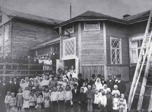 MUUT ARTIKKELIT Kemijärven työväentalolla järjestettiin siivoustalkoot, kun työväentalo saatiin takaisin vuonna 1919. Kuva: Kansan Arkisto.