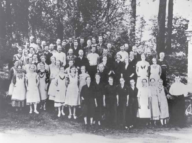 MUUT ARTIKKELIT Verlan tehtaan työntekijöitä 1937. Kuvassa näkyvät naiset huomattavana työntekijäryhmänä.