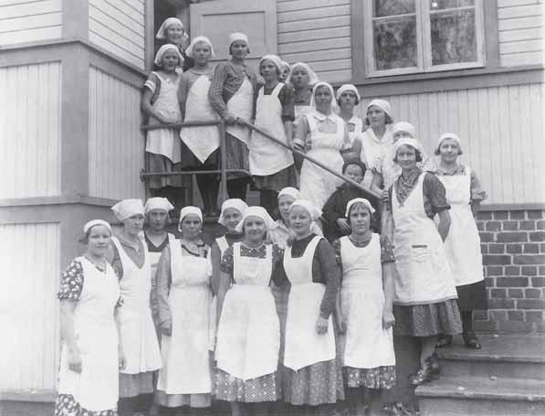 TYÖVÄENTUTKIMUS VUOSIKIRJA 2009 Verlan tehtaan keittokurssilaisia 1935. Kurssin kävi pitämässä Kymin Osakeyhtiön ohjaaja. Kuva: Verlan tehtaan arkisto.