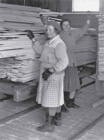 TYÖVÄENTUTKIMUS VUOSIKIRJA 2009 Penttilän saha: Hanna Lappalainen ja Seera Harju lajittelutöissä Penttilän talotehtaan alkukoneistamolla vuonna 1954. Kuva: Eino Jokinen.